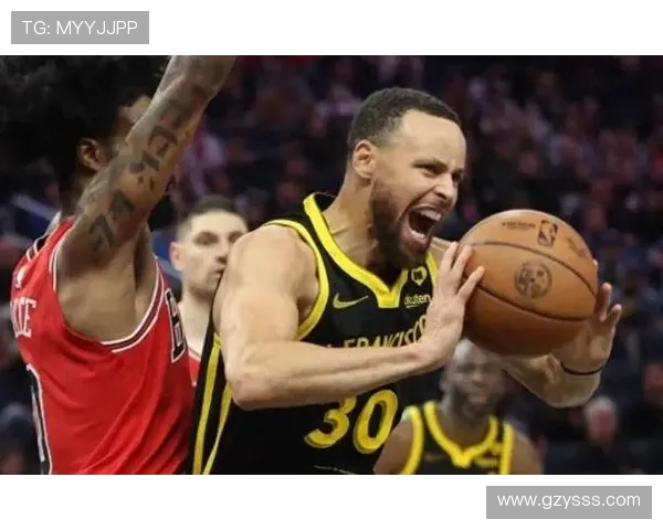 勇士队医澄清库里伤情错误左腿受伤引发关注与讨论