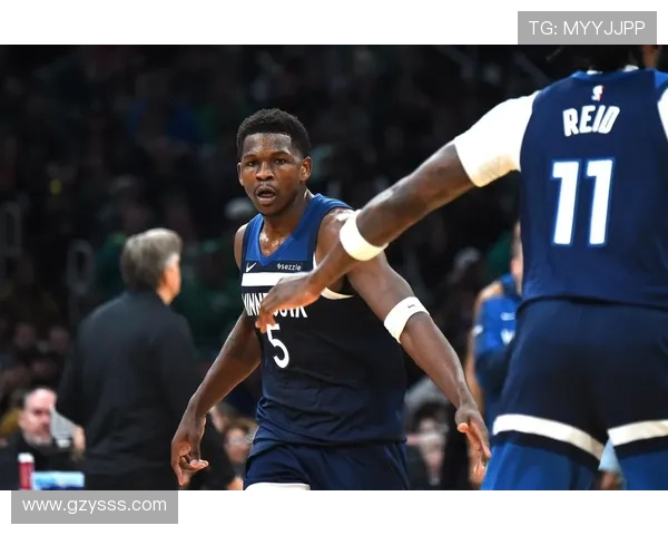 爱德华兹首节表现极端14分闪耀却伴随5次失误与1次技犯